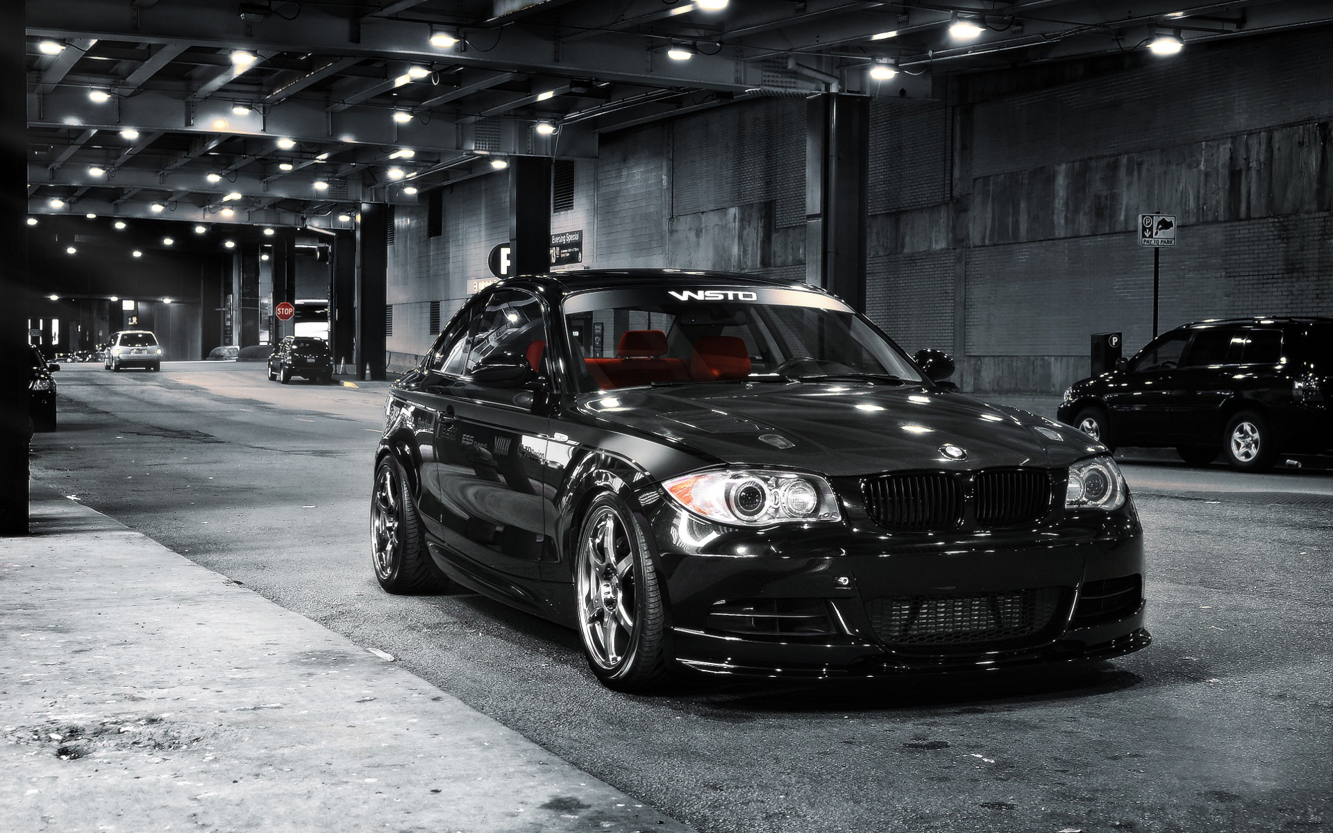 Блестящий BMW 1 series под освещенным мостом